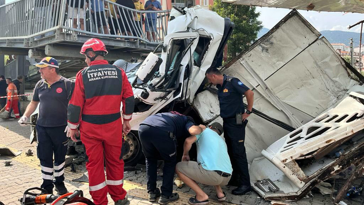 Muğla'da feci kaza! Tır üst geçide çarptı: 1 ölü