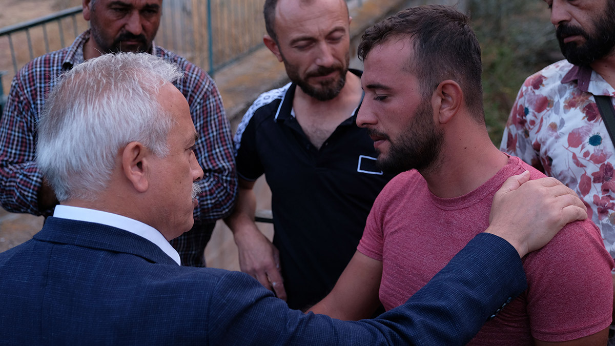 Selde sürüklenen araçta annesinin kucağından düşmüştü! Asel bebek her yerde aranıyor