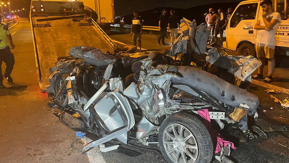 TEM'de korkunç kaza! Hurdaya dönen araç 4 kişiye mezar oldu