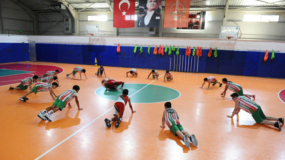 Karşıyaka’da 5 bin çocuk yaz tatilinde sporla buluştu