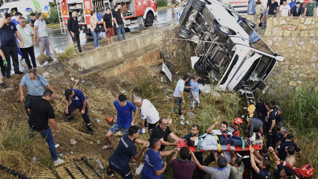 Yağmur faciaya neden oldu! İşçi servisi dere yatağına düştü: 23 yaralı