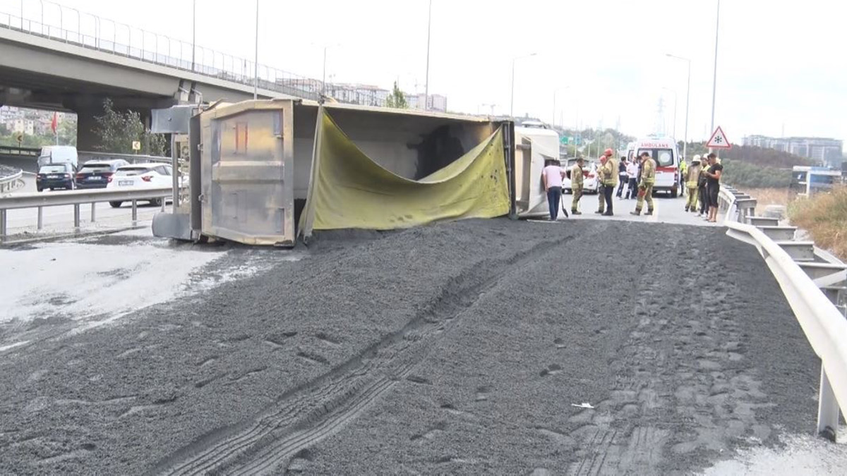 TEM'de hafriyat kamyonu devrildi! Yol trafiğe kapandı