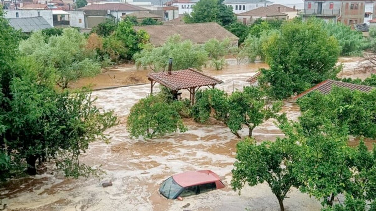 Yunanistan sel felaketine teslim oldu