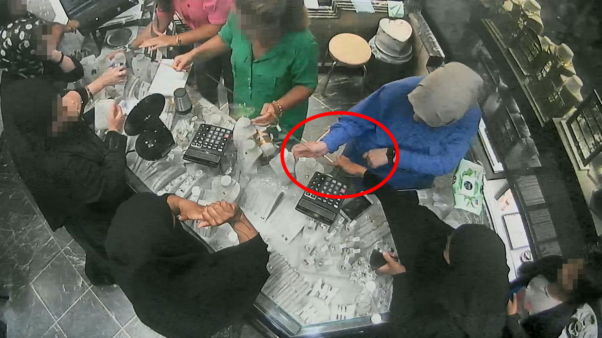 16 yüzüğü göz göre göre çaldı fakat kuyumcunun ruhu bile duymadı! Hırsızlık anları anbean kamerada