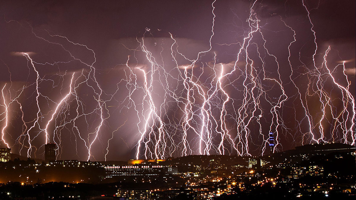 Yıldırımlar peş peşe düştü, 12 kişi feci şekilde hayatını kaybetti! 7 bölgede turuncu alarm verildi