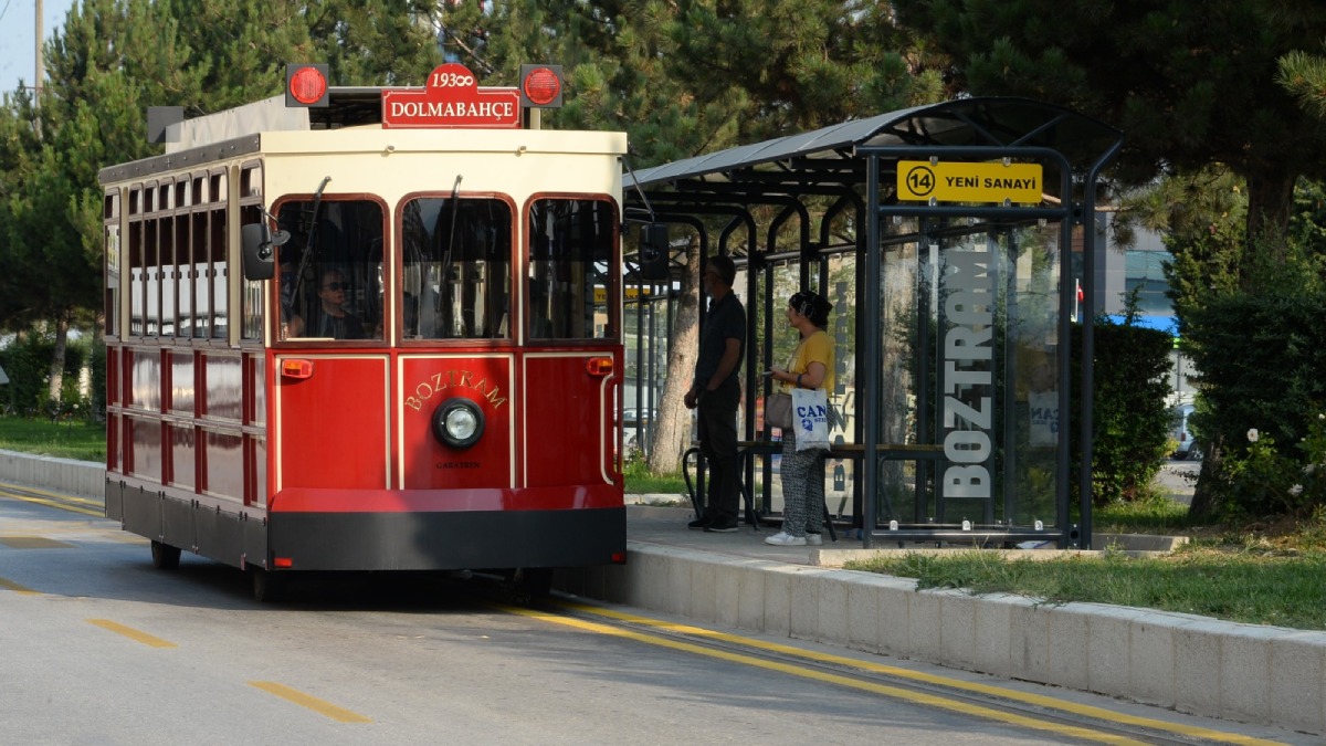 BOZTRAM  Bozüyük’te ana caddeyi süslüyor