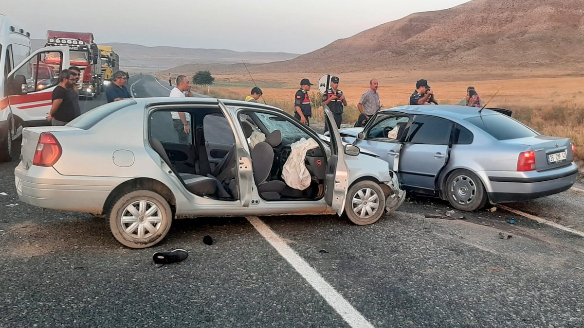 Çankırı'da otomobiller kafa kafaya çarpıştı: 1 ölü, 7 yararlı