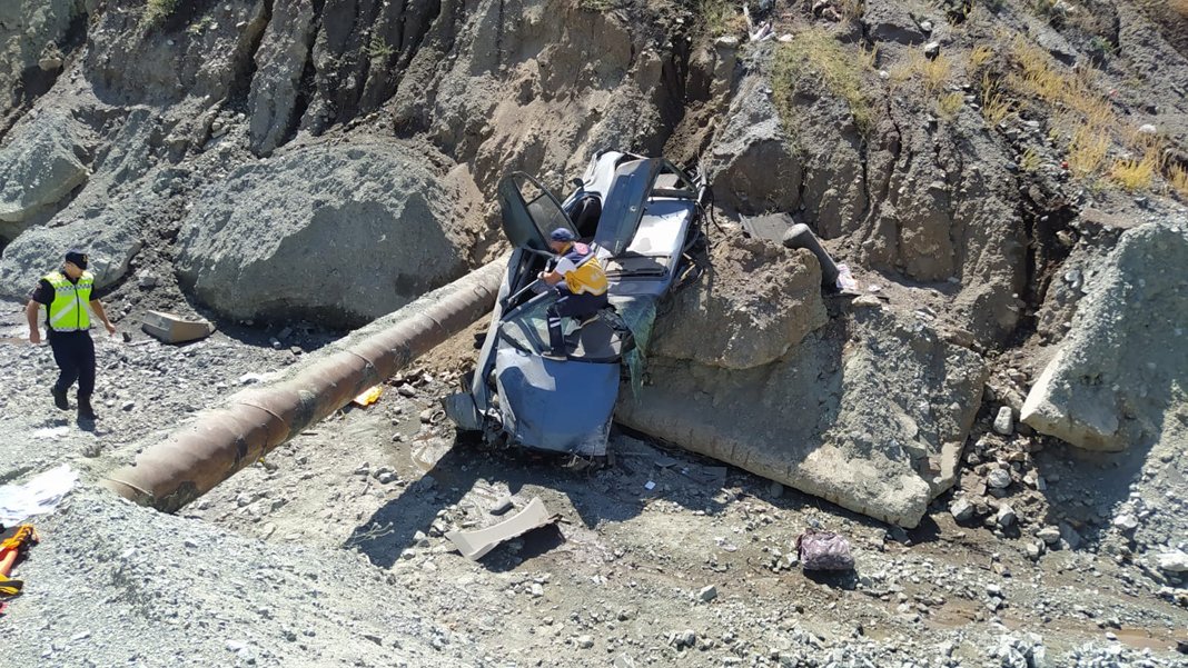 Otomobil, şarampole devrildi: 4 kişilik bir aile yok oldu