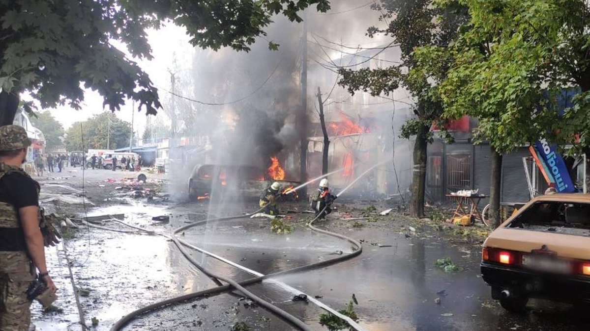 Gün ortasında füzeli saldırı! Rusya Ukrayna'da çarşıyı vurdu: 16 ölü