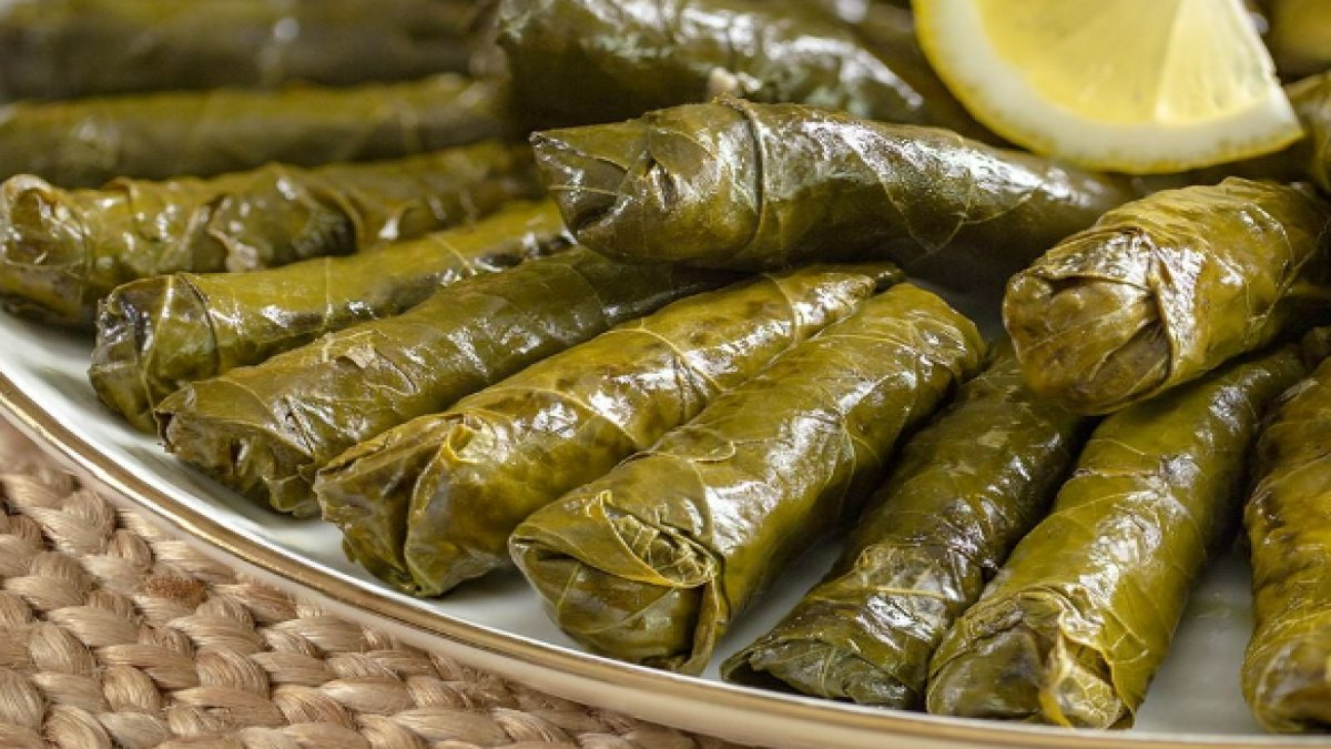 Zeytinyağlı Yaprak Sarma Tarifi: En Lezzetli Yemeklerden Birinin Sırları