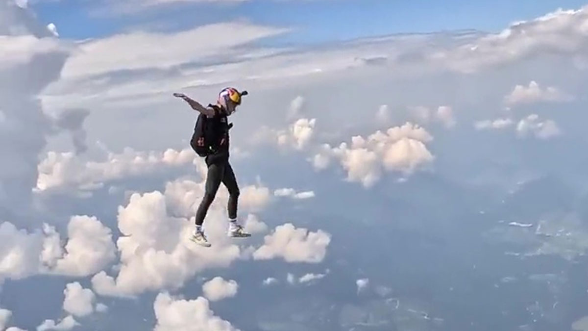 Montaj değil, tamamen gerçek: Bulutların üstünde yürüdü! Gökyüzüne bakanlar adeta şaşı oldu