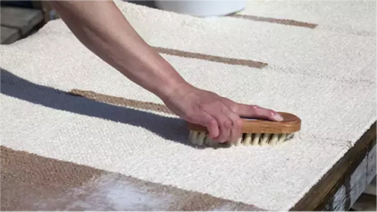 Evde bu yöntemle  sarartmadan halı yıkamak mümkün! Öğrendikten sonra bir daha halı yıkamacıya para dökmeyeceksiniz