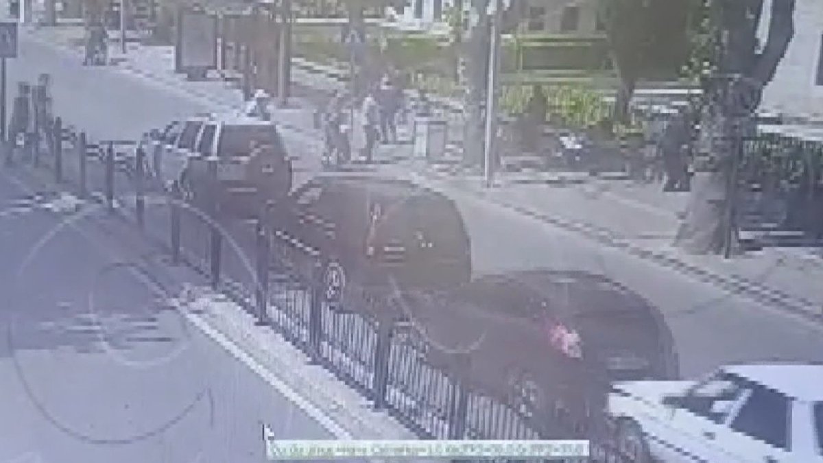 Kurallara uyup yaya geçidindeki yayalara yol verince...  3 otomobil birbirine çarptı