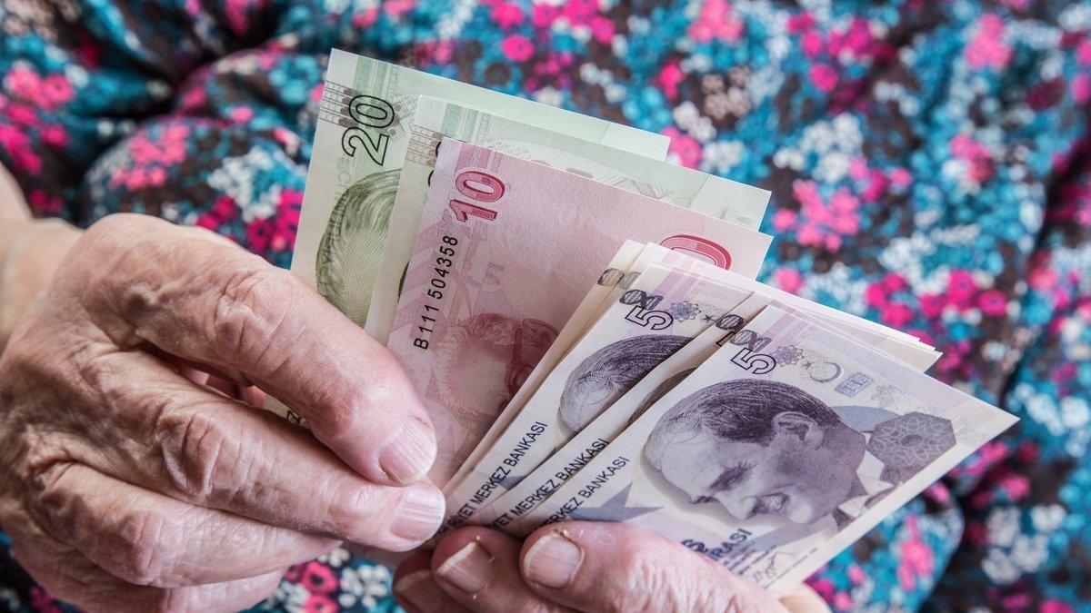 İktidar yine yıl sonunu işaret etti: Emekliye ara zam olacak mı?