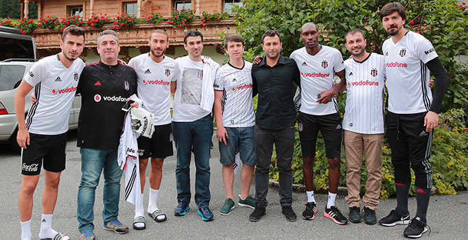 Vodafone KaraKartal üyeleri Avusturya kampındaki Beşiktaş'ı ziyaret etti