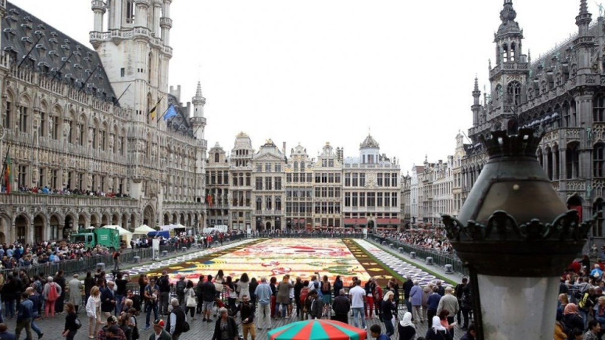 Brüksel'de zorunlu cinsellik eğitimine protesto