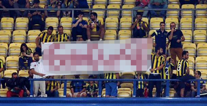 Fenerbahçe taraftarı pankart açarak tepki gösterdi!
