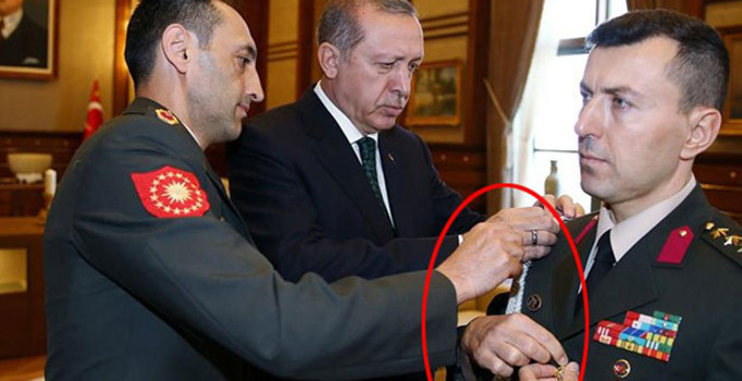 İşte yaverlerin üniformalarında bulunan o kordonun anlamı!