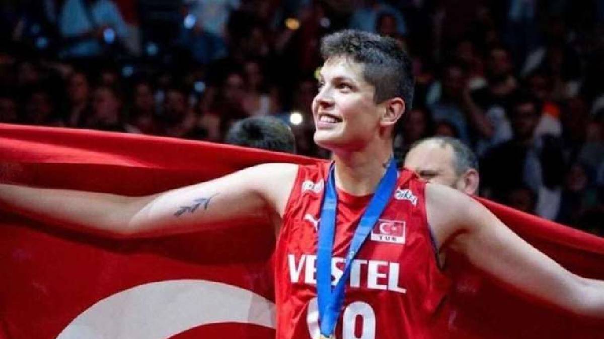 Ebrar Karakurt'tan imalı gönderme! Kendini eleştirenlere bakın hangi şarkıyla yanıt verdi