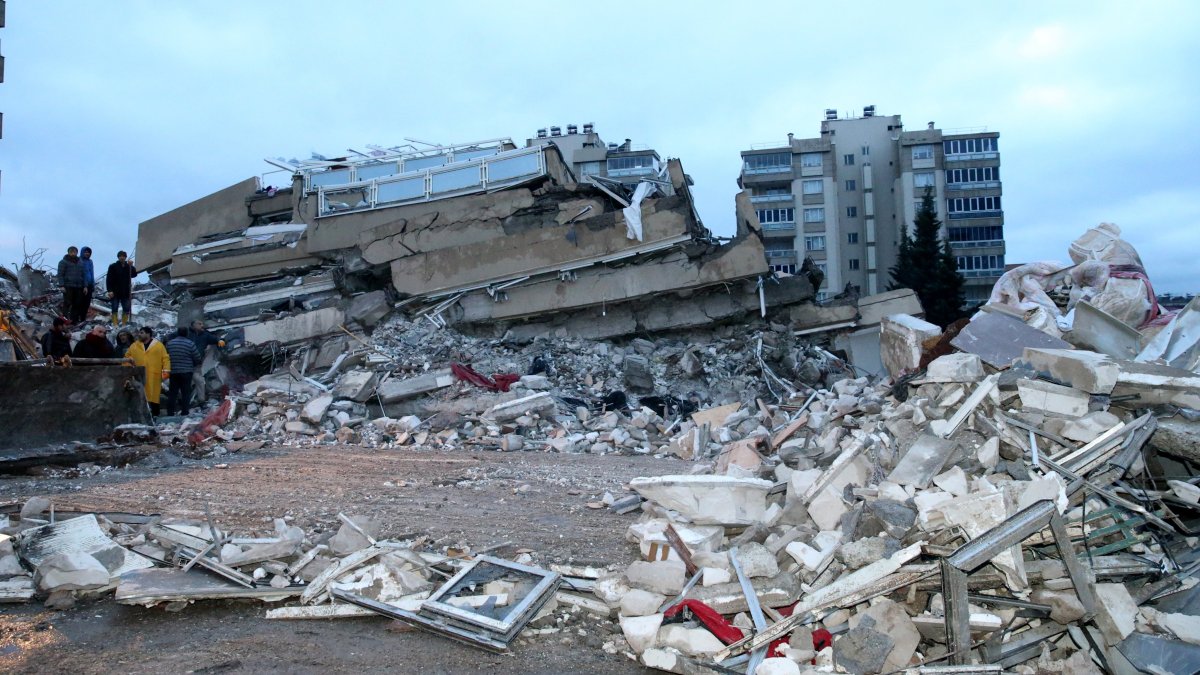 Depremin 215'inci günü: Temel kazısında enkazdan ceset çıktı