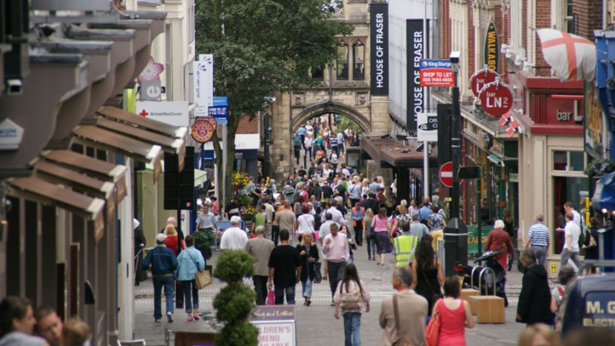 Pencereden içeri baktıktan sonra polisi arayıp, onlarca insan cesedi ihbarı yaptı! Polis olay yerinde gördüklerine inanamadı