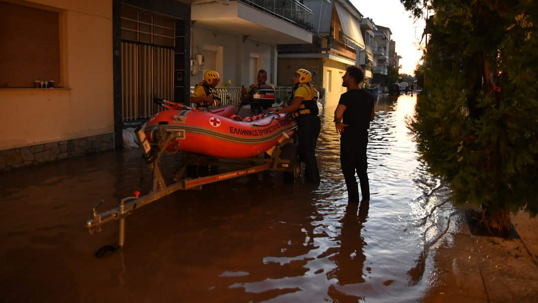 Yunanistan'daki sel felaketi devam ediyor: Can kaybı 12'ye yükseldi