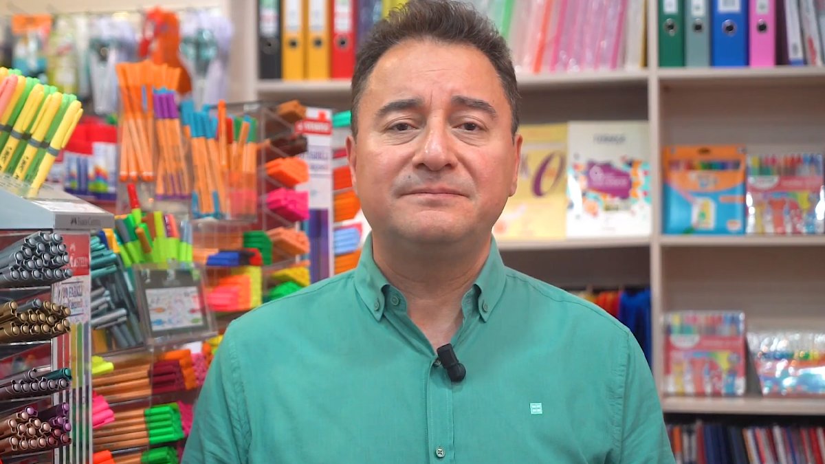 Kırtasiyeden seslenen Babacan yüksek enflasyona dikkat çekti: Yoksulluk derinleştikçe çocuklarımızın mağduriyeti artıyor