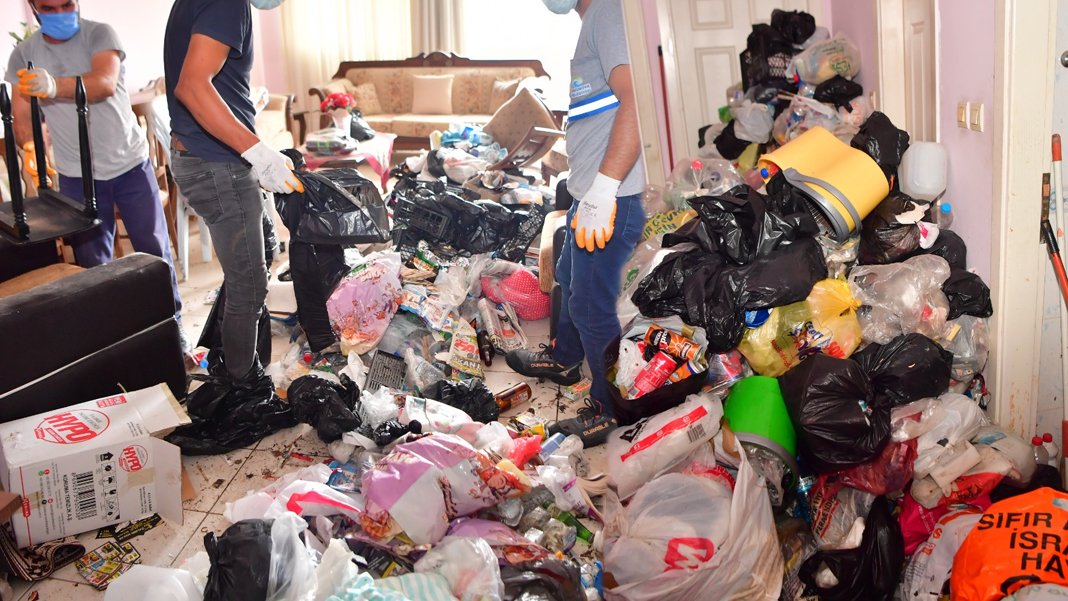 Evinden 20 ton çöp çıktı: Atmayın bunlar yılların emeği