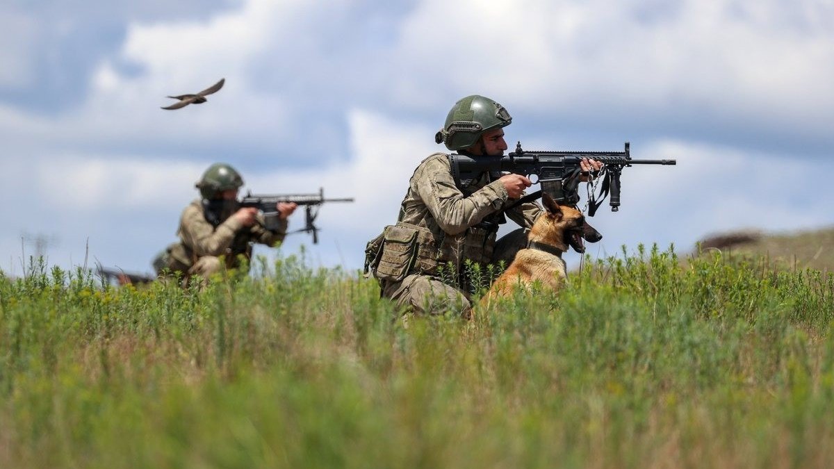 MSB: 12 kişi sınırdan geçmeye çalışırken yakalandı