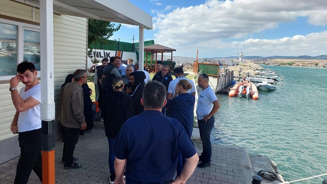 Şişme botla denize açılan 4 kişi 13,5 saat sonra kurtarıldı