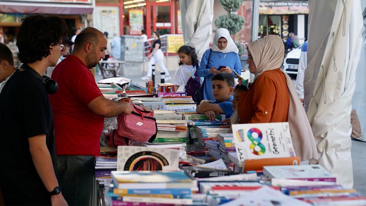 Çorlu Kitap ve Kırtasiye Fuarı kitapseverleri ağırlıyor