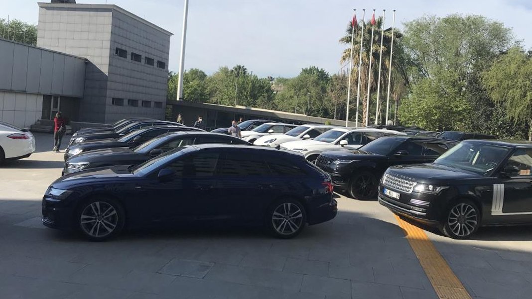 Lüks otomobiller galerilerde eskiyor: 2 milyon TL üzeri arabaya kredi çıkmıyor