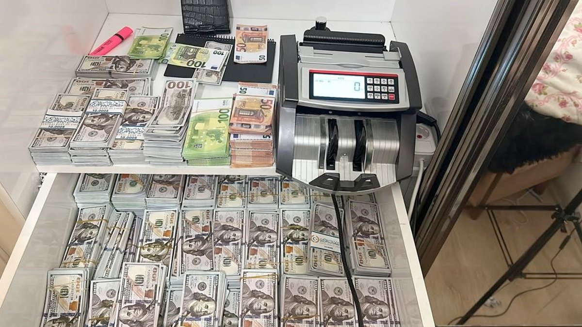 Esenyurt'ta sahte para baskını: 2 milyon 300 bin dolar ele geçirildi