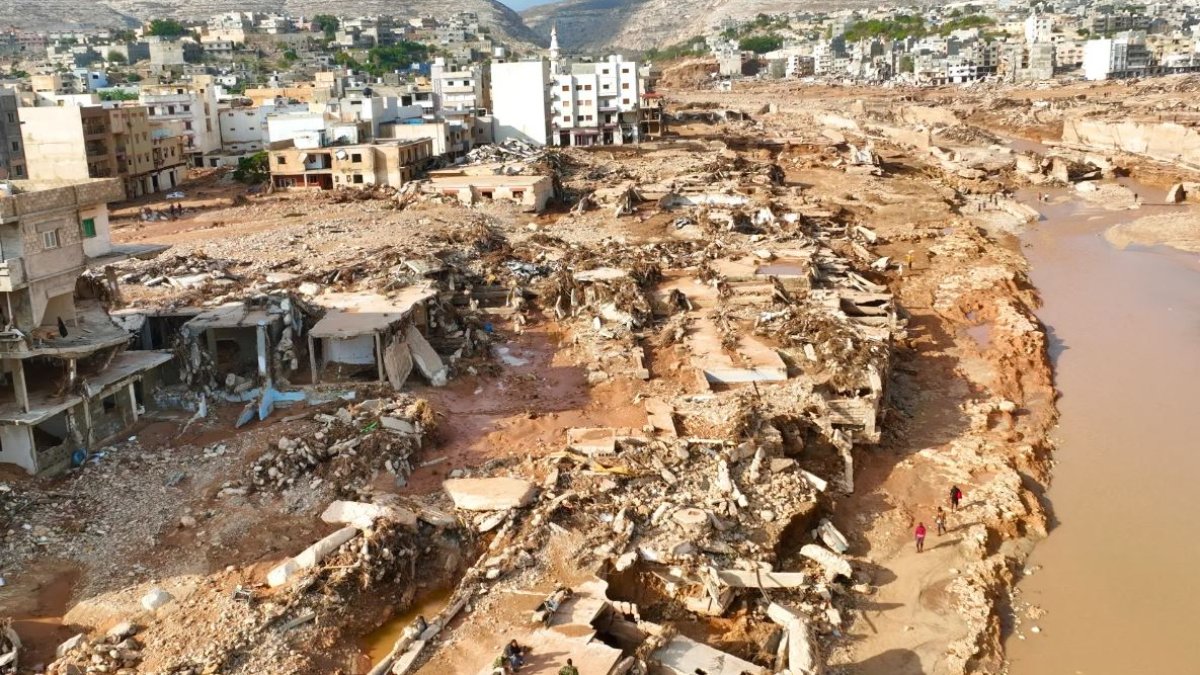 Libya'daki sel felaketinde ölü sayısı 5 bini geçti: Deniz düzinelerce cesedi kıyıya geri atıyordu