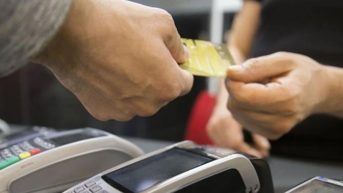 Alım gücü düşen vatandaş kredi kartına yüklendi: Okul harcaması kartla yapıldı, temmuzda 180 bin kişi takibe düştü