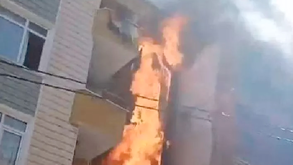 Ataşehir'de 5 katlı binada yangın: Kontrol altına alındı