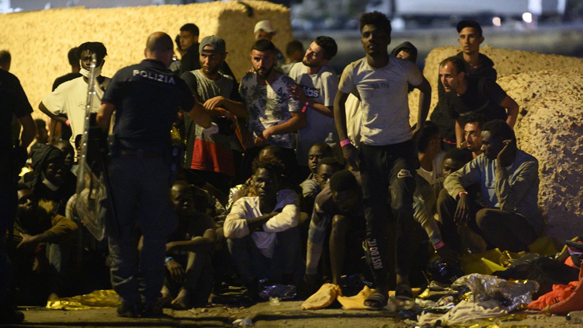 Düzensiz göçmenler İtalya'ya akın etti: Lampedusa Adası'nda acil durum