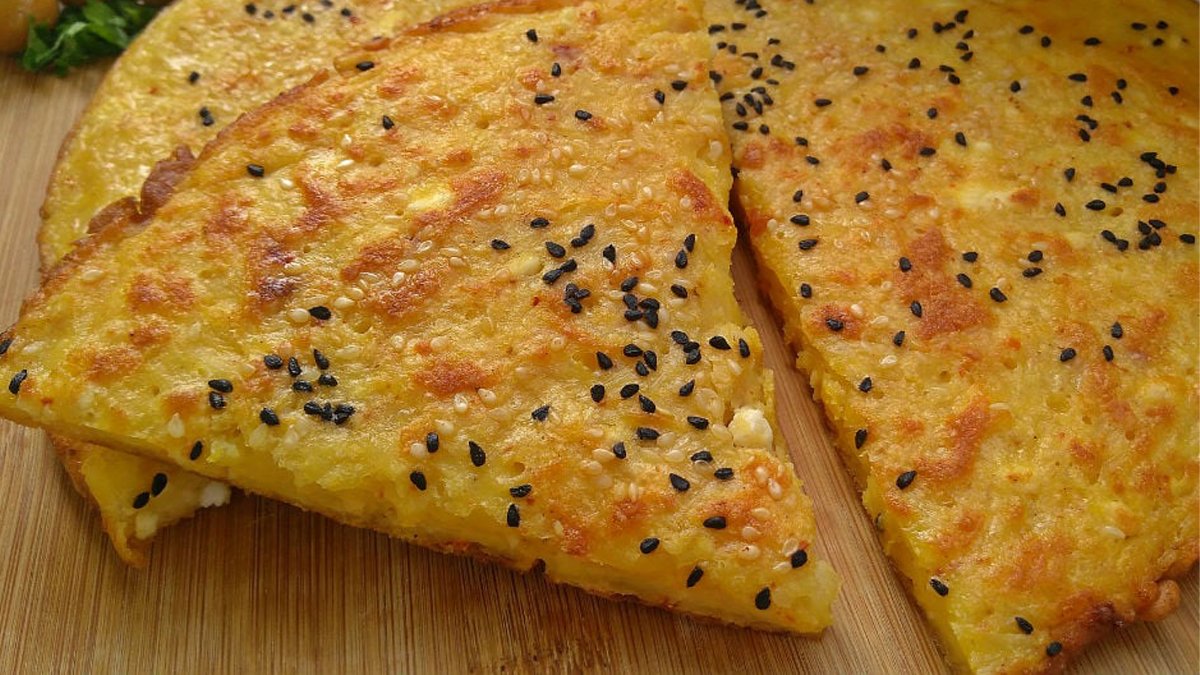 Yufkasız börek mi olur demeyin! Açmadan tavada pratik börek evdekilerin en sevdiği tarif olacak