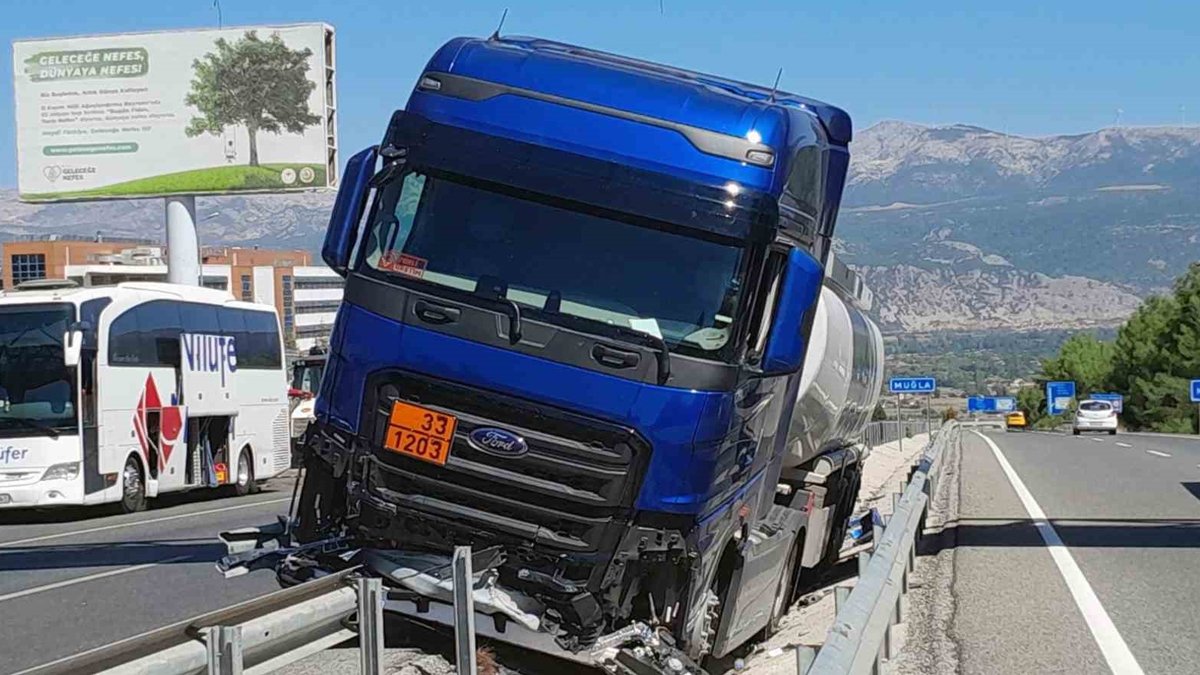 Akaryakıt yüklü TIR'ın şoförü seyir halindeyken uyuya kaldı: TIR bariyerlere çarparak durabildi