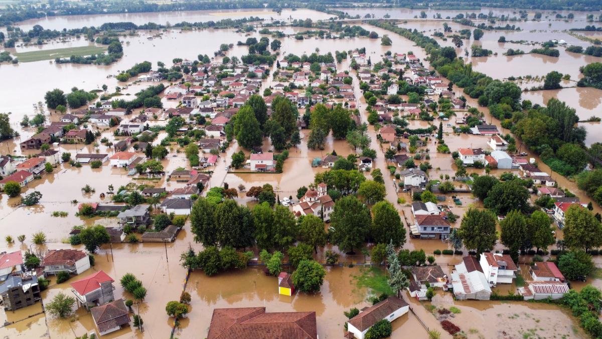 Yunanistan'da okullar bir hafta daha tatil: Sel felaketinin izleri sürüyor