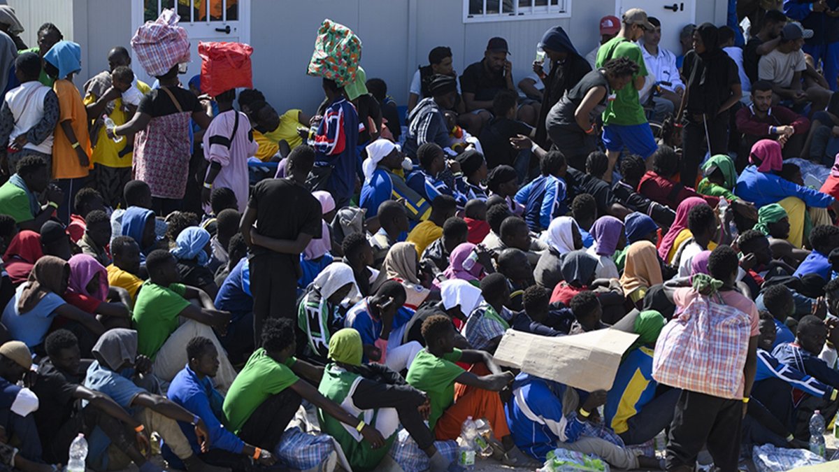 L’Italia evacua gli immigrati irregolari dall’isola