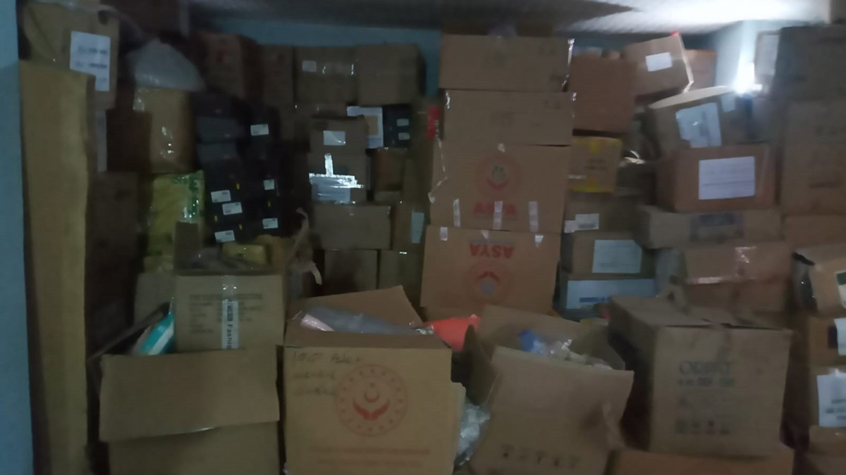 Depremzedeler için gönderilen koliler depoda çıktı