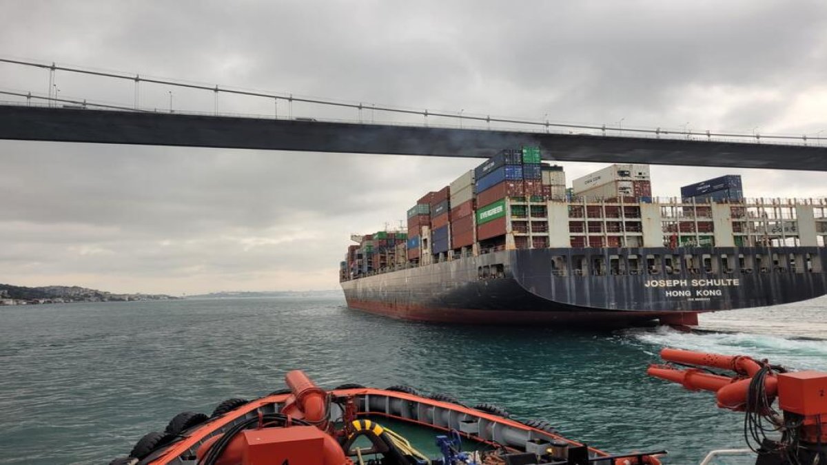 İstanbul Boğazı'nda arızalanan kuru yük gemisi kurtarıldı