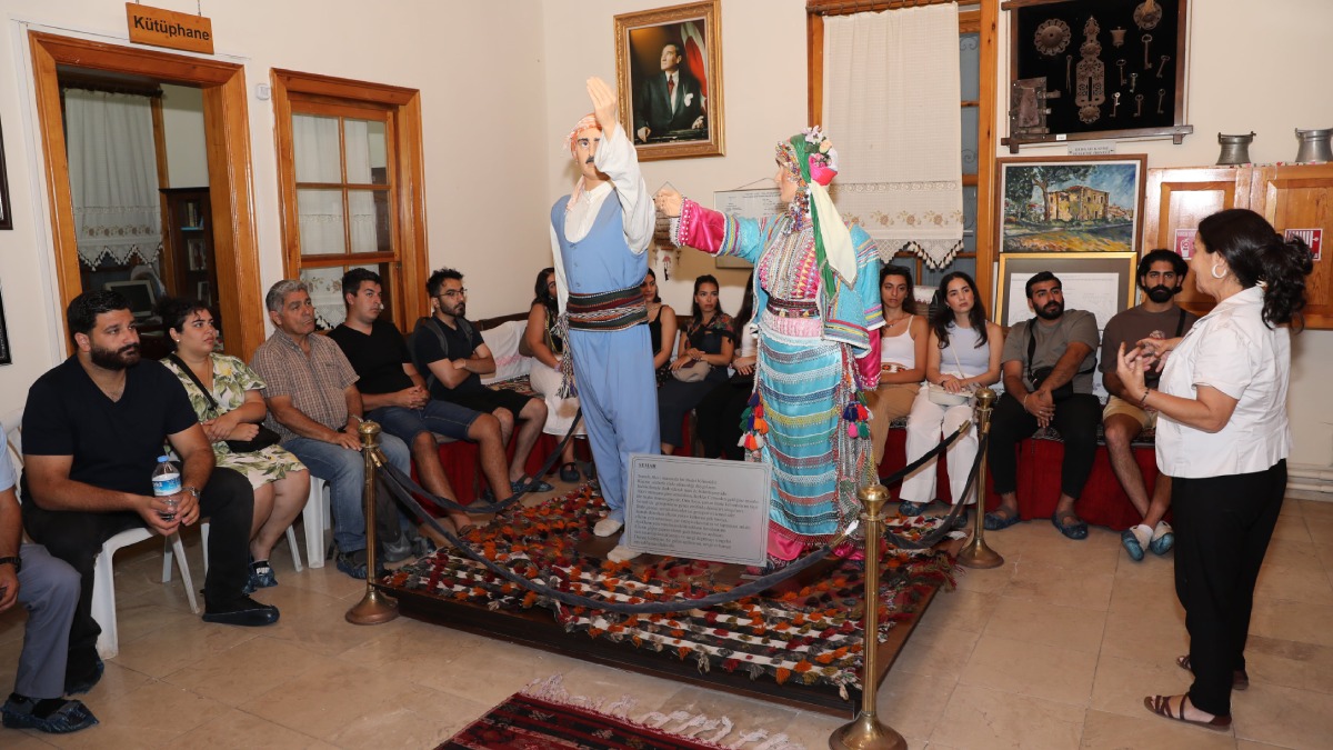 Yurt dışından gelen gençler Narlıdere’de tarihi keşfe çıktı