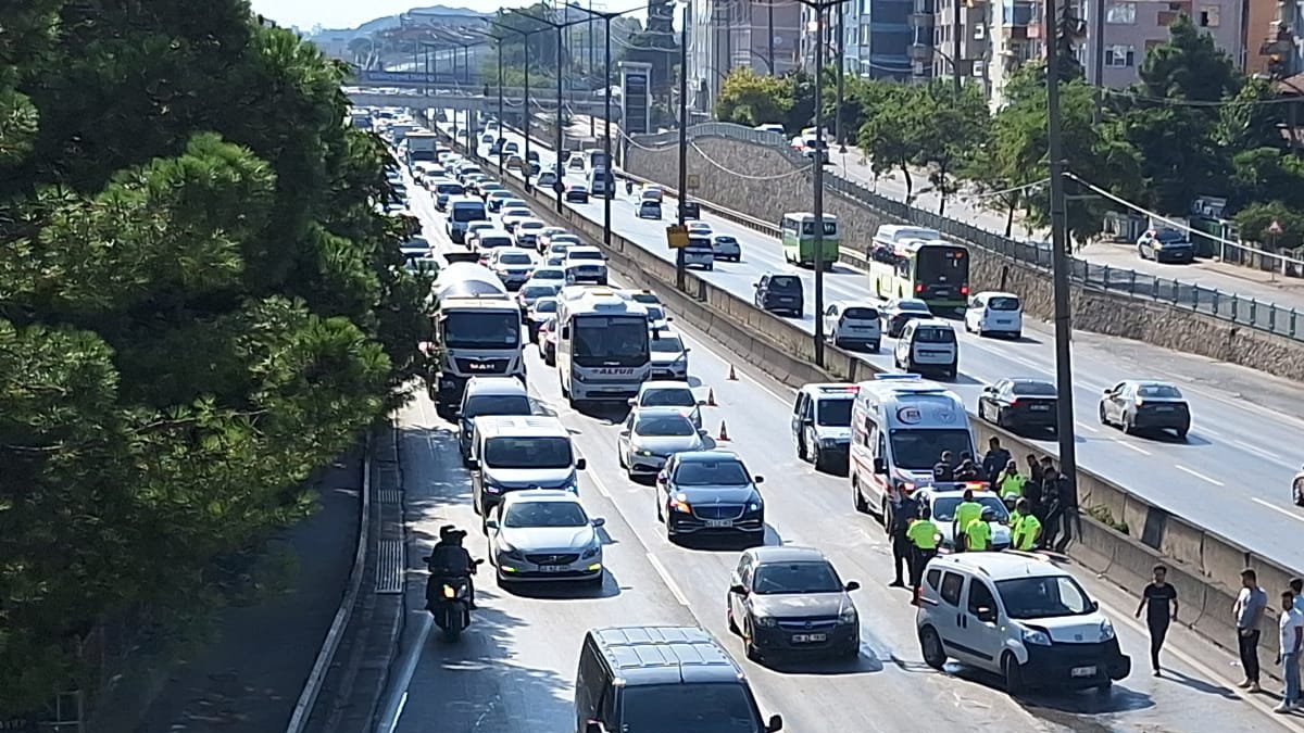 Polis minibüsleri kazaya karıştı: 5 polis yaralı