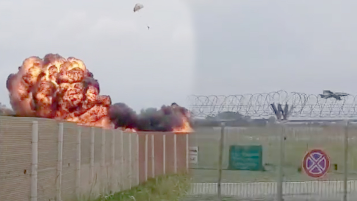 Pilot paraşütle atladı, uçak arabaya isabet etti: Jetlerin gösteri hazırlığında felaket