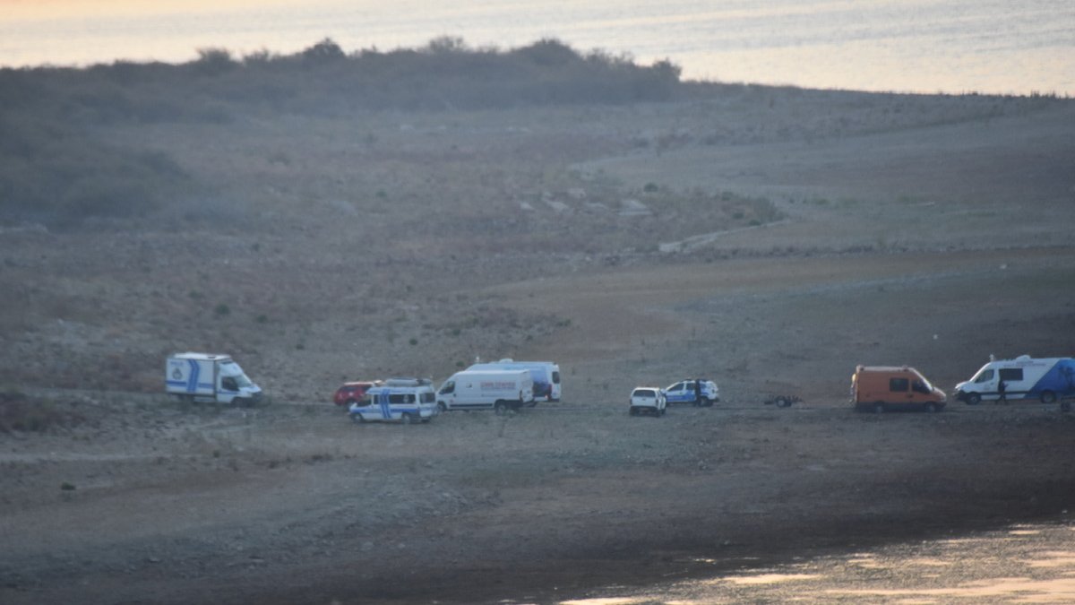 Yangına müdahale için giden helikopter baraja düştü! Bir kişi kurtarıldı üç kişi aranıyor