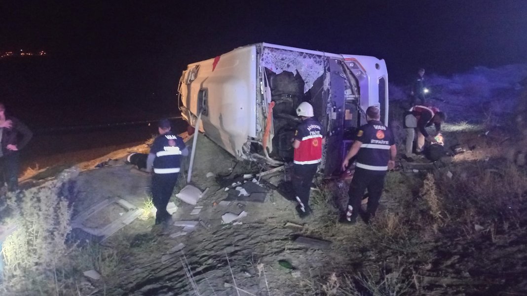 Sınır dışı edilecek göçmenleri taşıyan midibüs şarampole uçtu: 5 ölü, 7'si polis 26 yaralı