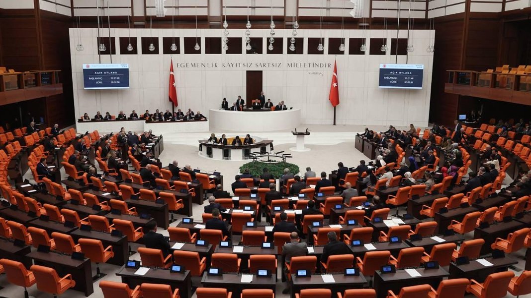 Meclis 1 Ekim'de yoğun gündemle açılıyor: Emekli maaşları, torba teklif, Sezgin Tanrıkulu fezlekesi...