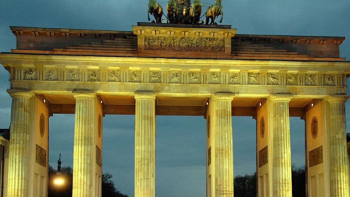 İklim aktivistlerinin hedefi bu kez Almanya: Brandenburg Kapısı'nı turuncuya boyadılar